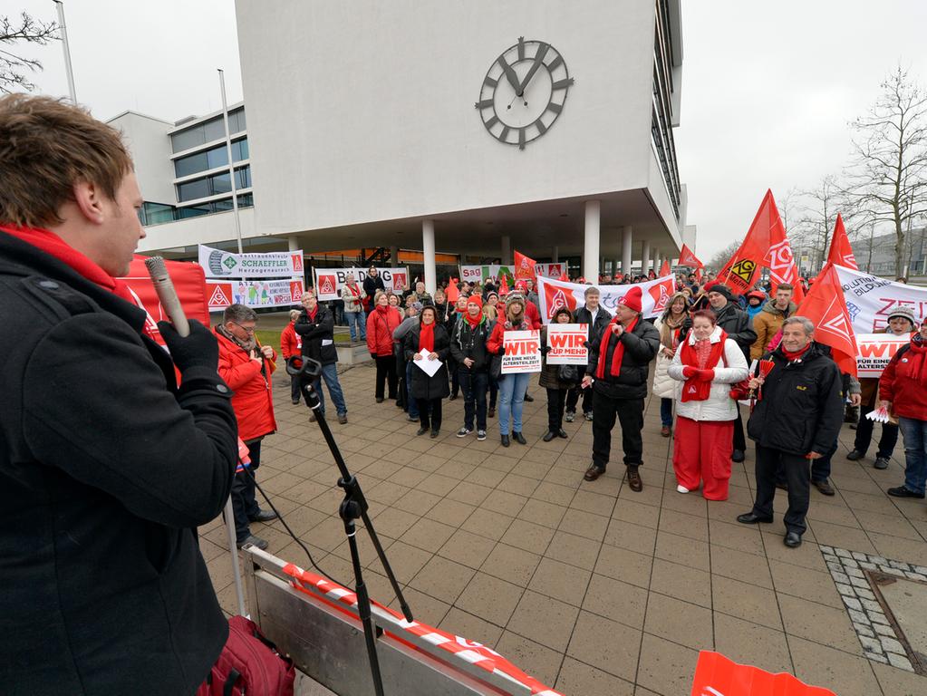 500 Siemens-Mitarbeiter bei IG-Metall-Warnstreik in Erlangen - Erlangen | Nordbayern
