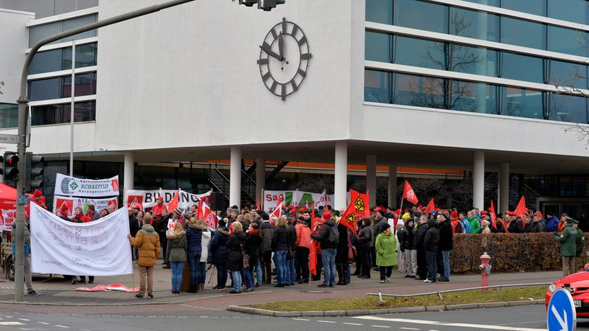 500 Siemens-Mitarbeiter bei IG-Metall-Warnstreik in Erlangen