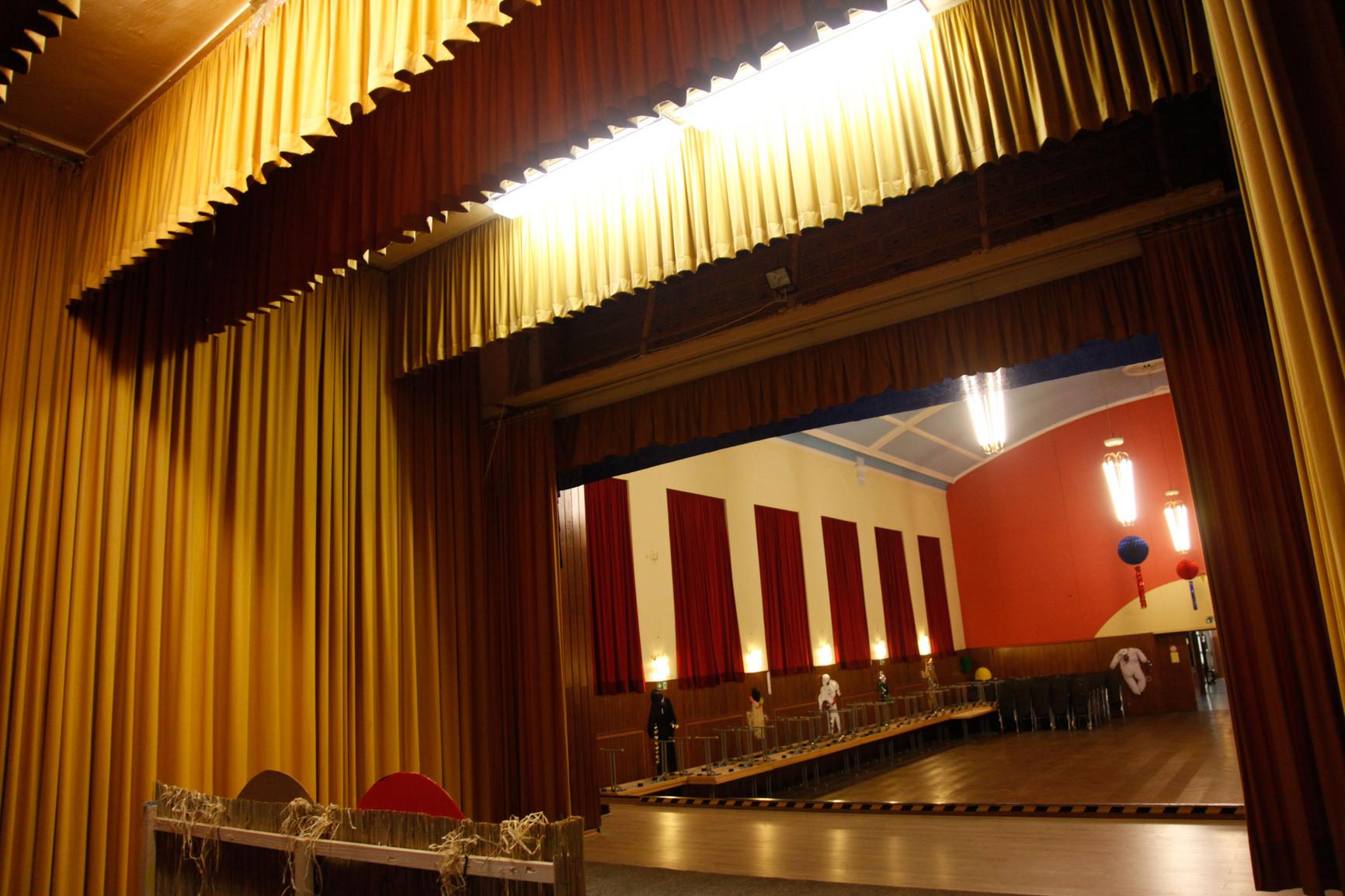 Der Kolpingsaal von der Bühne aus gesehen.