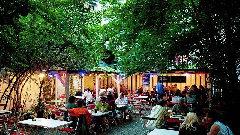 Selbstgebrautes, süffiges Bier, Brotzeit, Bratwurst, Schäufele und immer auch ein vegetarisches Gericht: Willkommen im Schanzenbräu in Gostenhof! Der Biergarten im Hinterhof hat seinen ganz eigenen lässigen Charme - immer schwer angesagt und deshalb auch nicht selten bis auf den letzten Platz besetzt.