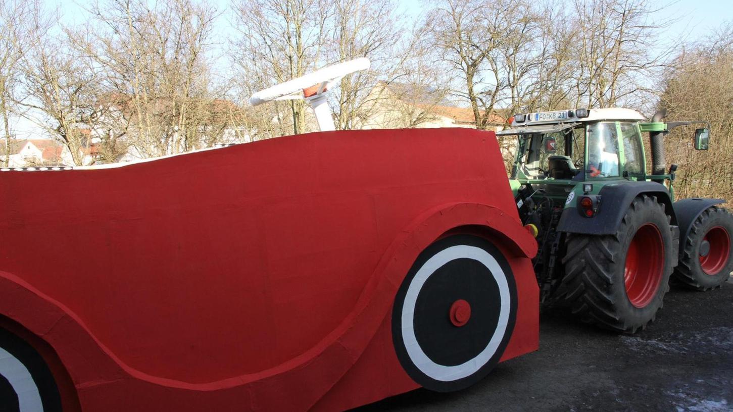 Ein übergroßes Bobby-Car rollt durch Forchheim