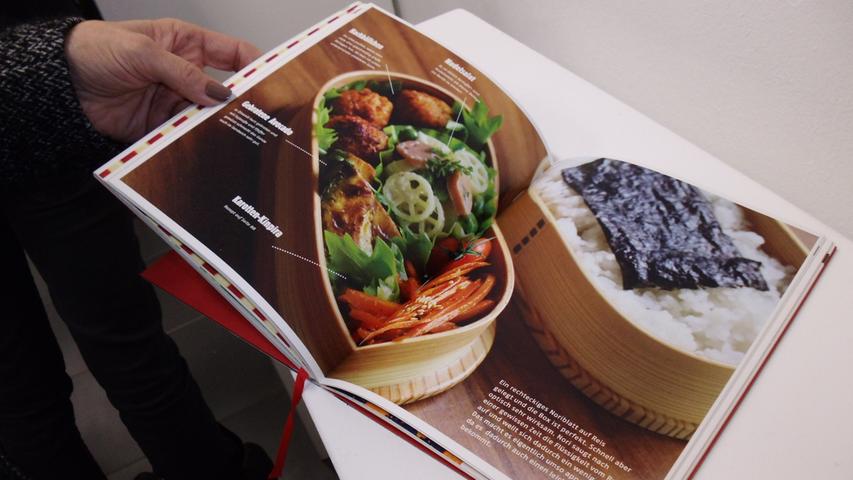 In ihrem "Bento Lunch Buch" hat die Absolventin Cam Tu Nguyen verschiedene Anordnungsvorschläge der typischen japanischen Brotbox optisch ansprechend fotografiert.
