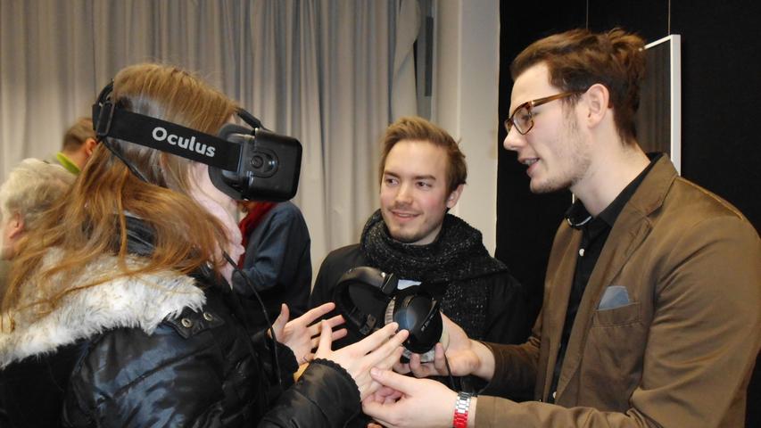 Paul Leyendecker (rechts) und Markus Sauerbeck waren mit ihrem Projekt "inside" der Publikumsmagnet. Hier taucht gerade eine junge Frau mit Hilfe der Virtual-Reality-Brille in die virtuelle Welt ab.