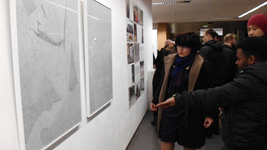 Diana Thersemann diskutiert mit interessierten Besuchern über die politische Aussage ihrer Bilder "Musterdiktatur" und "Musterfreiheit".