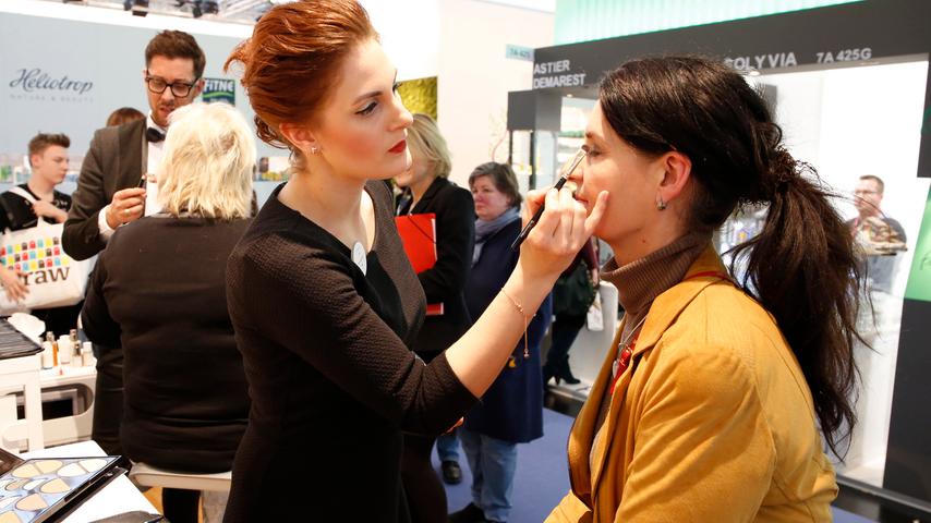 Kosmetik aller Art gibt es von Dr. Hauschka. Am Stand des Naturkosmetik-Herstellers schminkt Ann-Kathrin Mai die Besucherinnen.