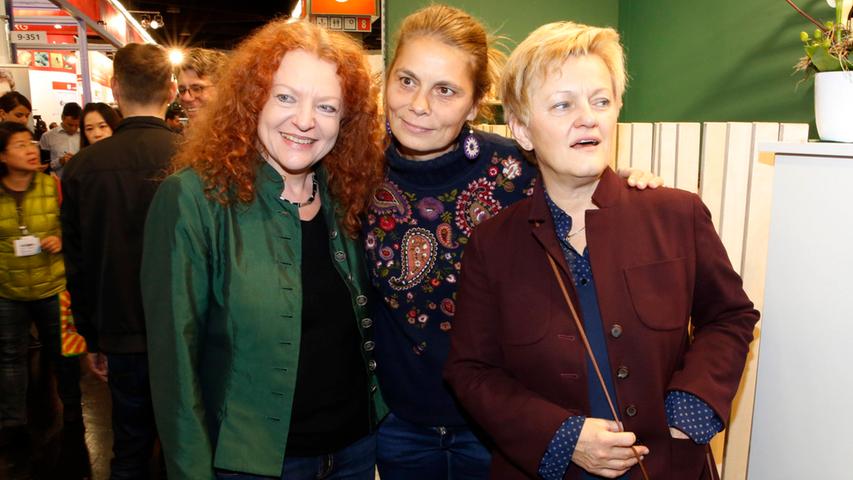 Auch die Fraktionsvorsitzende der Bayerischen Grünen, Margarete Bause (li.), und die Bundestagsabgeordnete Renate Künast (rechts) waren vor Ort. Hier lächeln sie mit Star-Köchin Sarah Wiener fürs Foto.