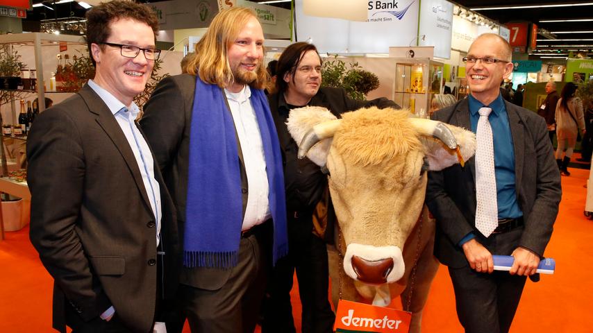 Grünen-Fraktionschef Anton Hofreiter posiert neben einer Kuh, mit der der Zertifizierer Demeter für seine "biologisch-dynamisch" angebauten Lebensmittel wirbt.