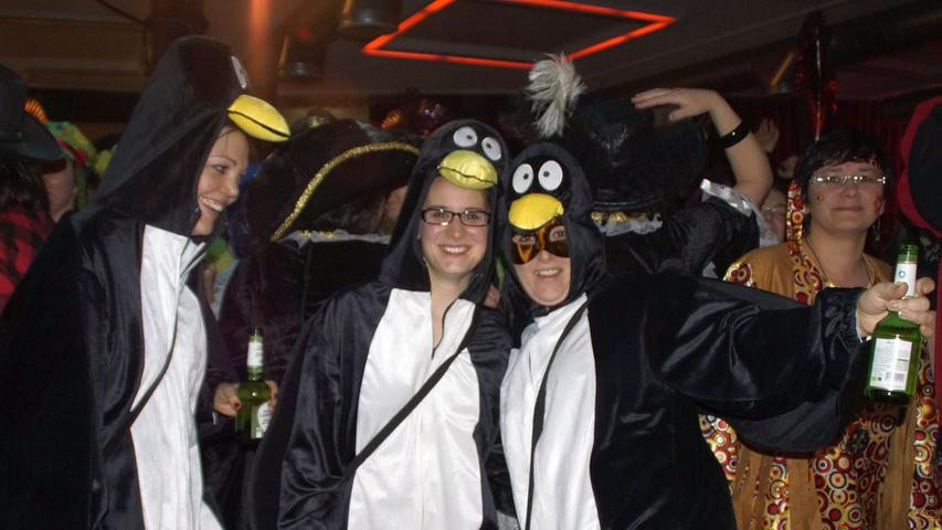 Ausgefallen: Diese Mädels schlüpften in Pinguin-Onesies.