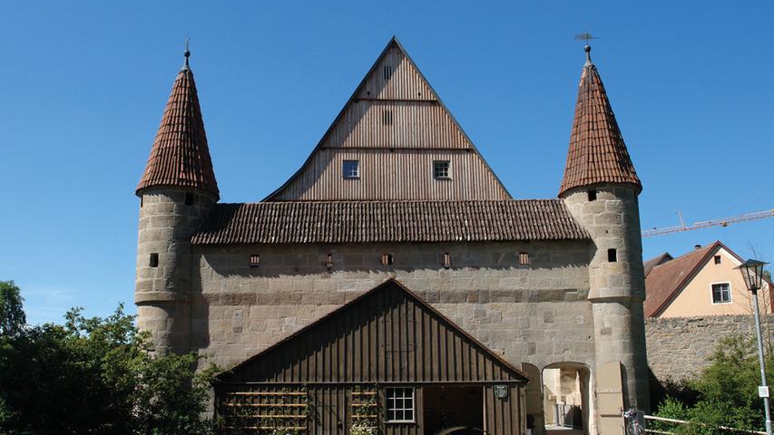 Wie eine kleine Burg wirkt die "Stadtmühle" - und das war früher auch gut so: Die Dinkelsbühler erbauten sie in direkter Nähe zur Stadtbefestigung beim Nördlinger Tor. Bis Mitte des 20. Jahrhunderts war die Mühle noch in Betrieb. Heute beherbergt sie die Knabenkapelle Dinkelsbühl.