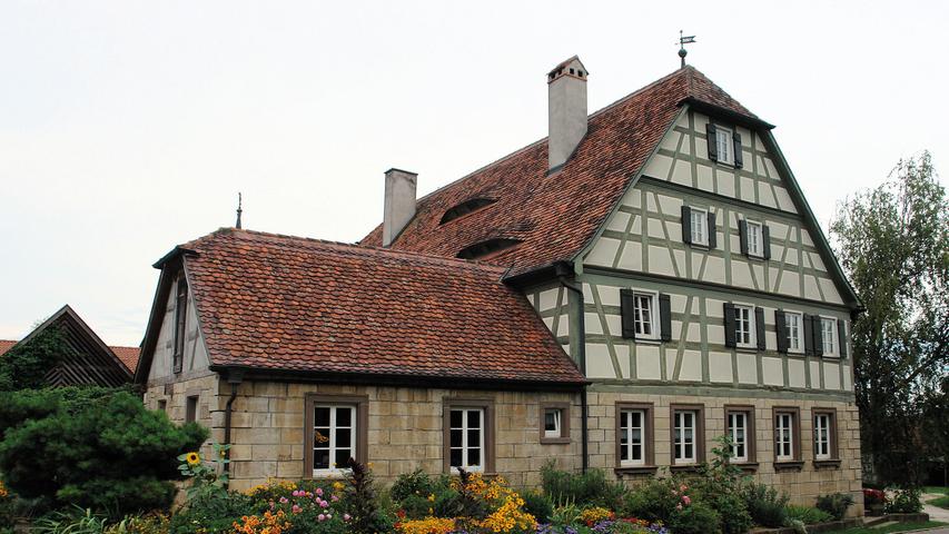 Die stattliche Fachwerkkonstruktion in der Nähe des Ortskerns von Großharbach entstand in der zweiten Hälfte des 18. Jahrhunderts. Bis Ende des 19. Jahrhunderts soll sie als Gasthof genutzt worden sein. Die heutigen Eigentümer sanierten das Gebäude schrittweise, um es für nachfolgende Generationen zu erhalten.