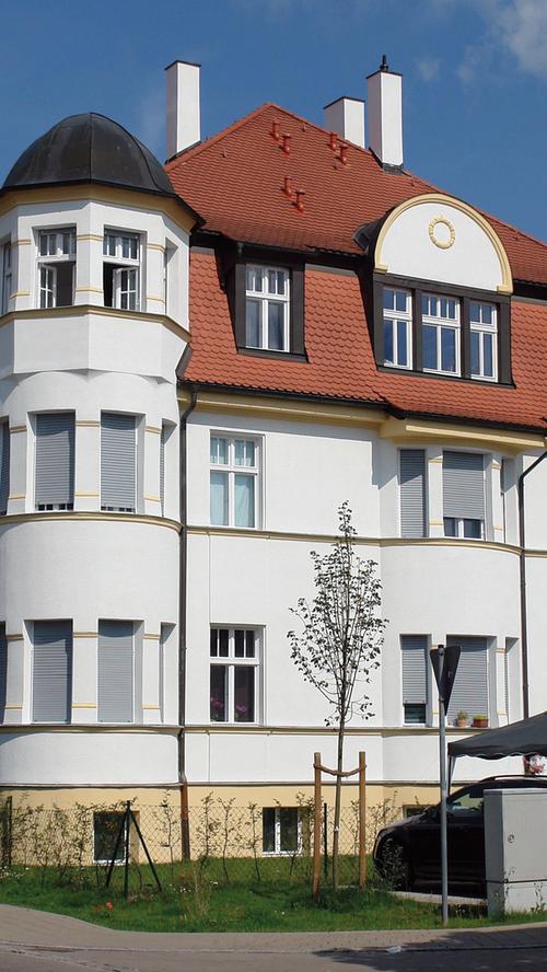 1923 ließ sich der Holzspulenfabrikant Hans Heid eine repräsentative Villa östlich der Rother Altstadt bauen. Ein zweigeschossiger Walmdachbau mit charakteristischen Mittelrisalit und markanten Ecktürmchen. Ursprünglich als Wohnhaus für den Erbauer selbst geplant, vermietete man nach sechsjähriger Bauzeit die Wohnungen in den Obergeschossen. Nach Jahren im Schattendasein wurde das historische Wohngebäude grundlegend umgebaut und saniert - der Glanz alter Tage ist nun zurückgekehrt.