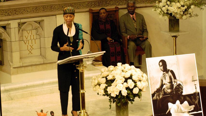 2003 spricht Attallah Shabaaz bei der offiziellen Gedenkzeremonie von Jazz-Sängerin Nina Simone. Shabaaz Vater ist Malcolm X. Dieser hatte mit seiner Frau Betty Shabaaz insgesamt sechs Töchter.