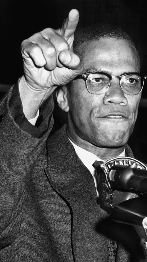 Der US-amerikanische Bürgerrechtler Malcolm X spricht auf einer Kundgebung in New York. Vor 50 Jahren wurde er im Alter von 39 Jahren erschossen. Er gehörte zu einem der einflussreichsten Amerikanern der 1960er Jahre.