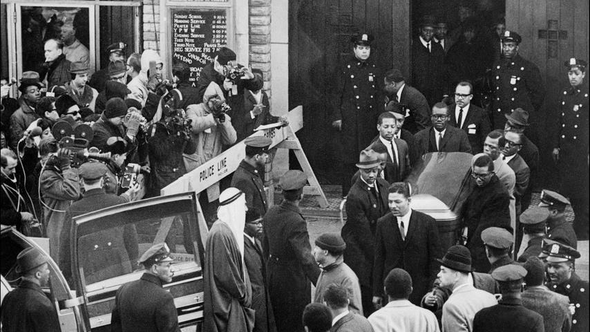 Am 21.Februar 1965 wurde Malcolm X bei einer Rede im Stadtteil Harlem von drei schwarzen Männern erschossen. Die Täter gehörten zur "Nation of Islam", die Malcolm X aufgrund diverser Konflikte verlassen hatte.