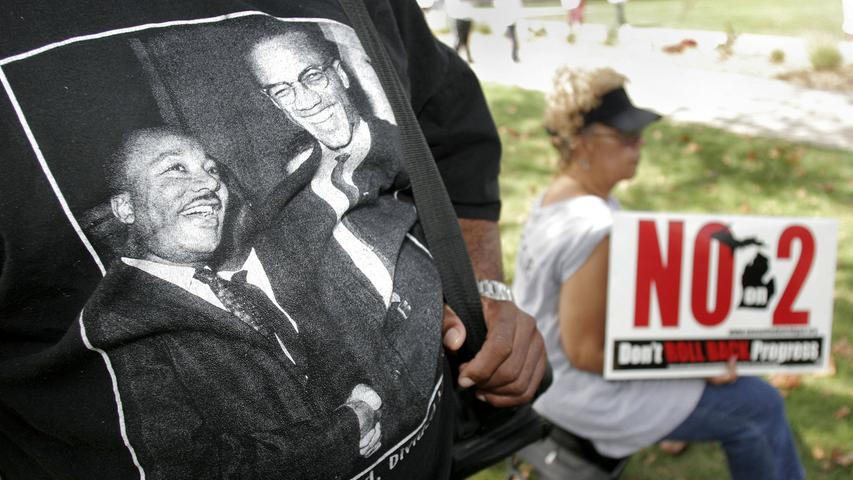 Bei einem Protestmarsch am 16.September 2006 trägt ein Mann ein T-Shirt mit einem Bild von Martin Luther King und Malcolm X.