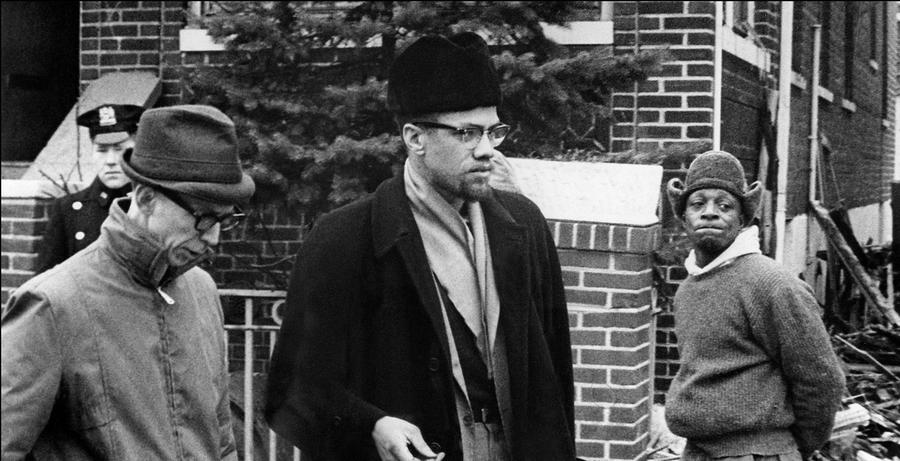 Malcolm X (bürgerlich: Malcolm Little) saß wegen Drogenhandel und Zuhälterei in Haft. Dort schloss er sich der "Nation of Islam" an. Der Führer dieser Organisation, Elijah Muhammad, befahl ihm seinen "Sklavennamen" abzulegen. Fortan nannte er sich Malcolm X. Nach einer Pilgerreise 1964 legte er sich den Namen El-Hajj Malik El-Shabazz zu.