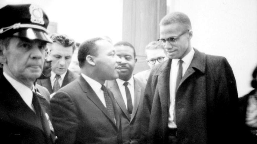 Malcolm X war radikaler Kritiker der Bürgerrechtsbewegung von Martin Luther King. Die "Nation of Islam" predigte von einer Überlegenheit der schwarzen Rasse. Im Gegensatz zu Martin Luther King setzte sich Malcolm X nicht für die Gewaltfreiheit ein, sondern für eine Selbstverteidigung der Schwarzen.