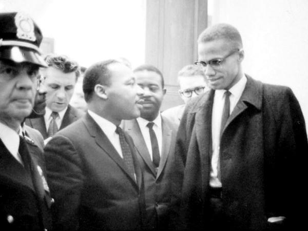 Eher Gegenspieler als Verbündeter: Malcolm X schritt oftmals auf radikaleren Wegen und predigte über die nötige Selbstverteidigung der Schwarzen.