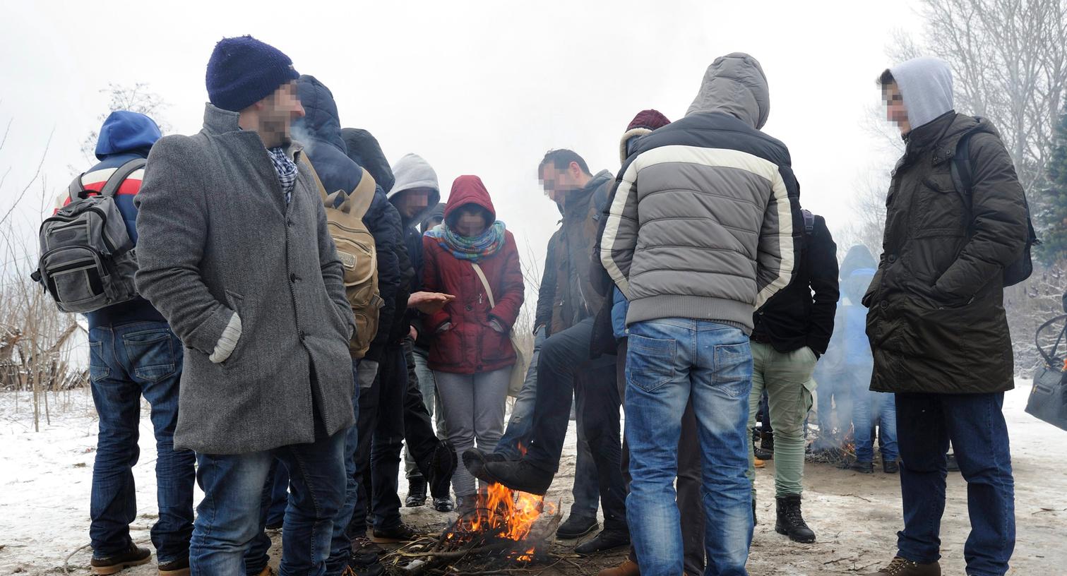 An der ungarisch-serbischen Grenze: Asylbewerber aus dem Kosovo wärmen sich an einem Feuer.