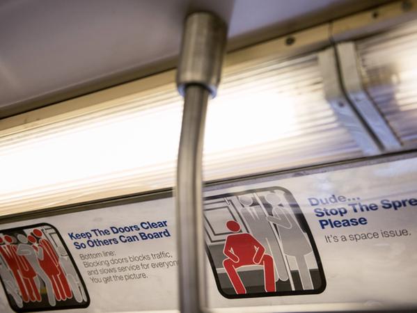 "Manspreading": Ein echtes Problem in New York. Wenn die Männer mit ausgebreiteten Beinen in der U-Bahn sitzen, brauchen sie unnötig viel Platz.