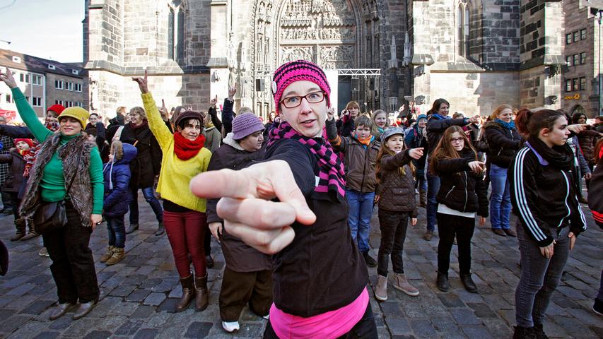 Tanzen vor der Lorenzkirche: One Billion Rising in Nürnberg