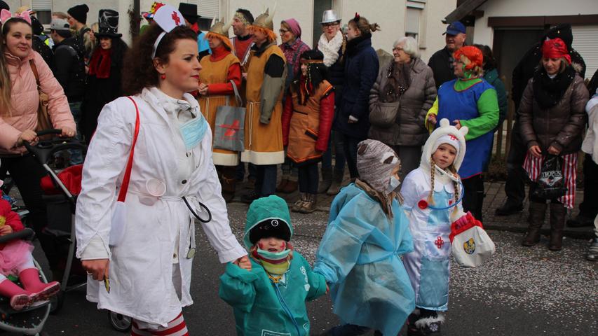 Faschingsnarren in Oberhaid mit schrillen Kostümen