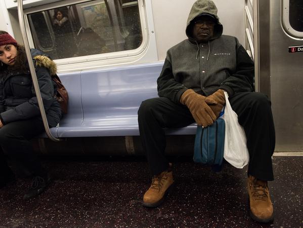 Breitbeinig in der U-Bahn sitzende Männer sorgen für Unmut