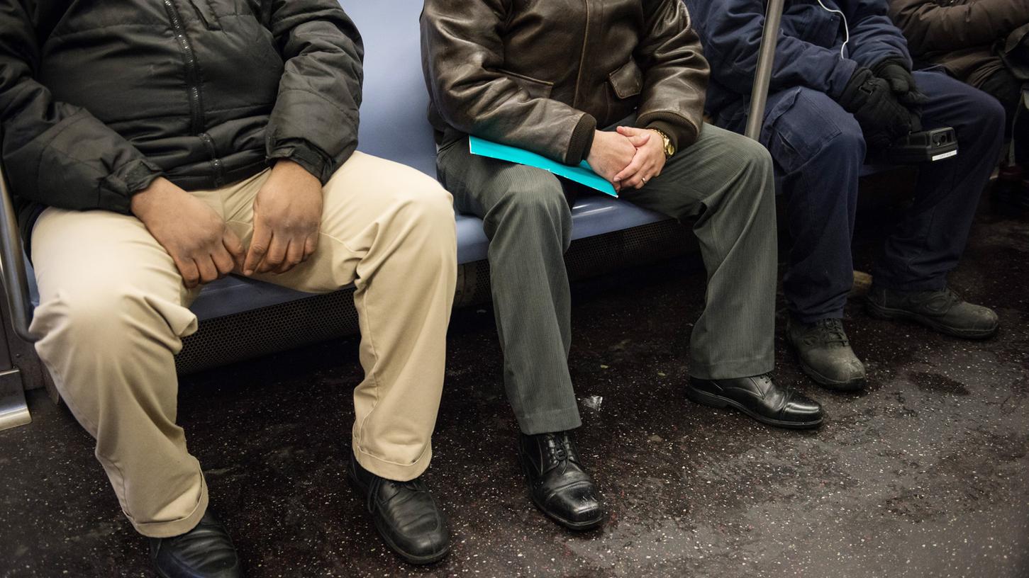 Das riecht nach Ärger: breitbeinig in der U-Bahn sitzen.