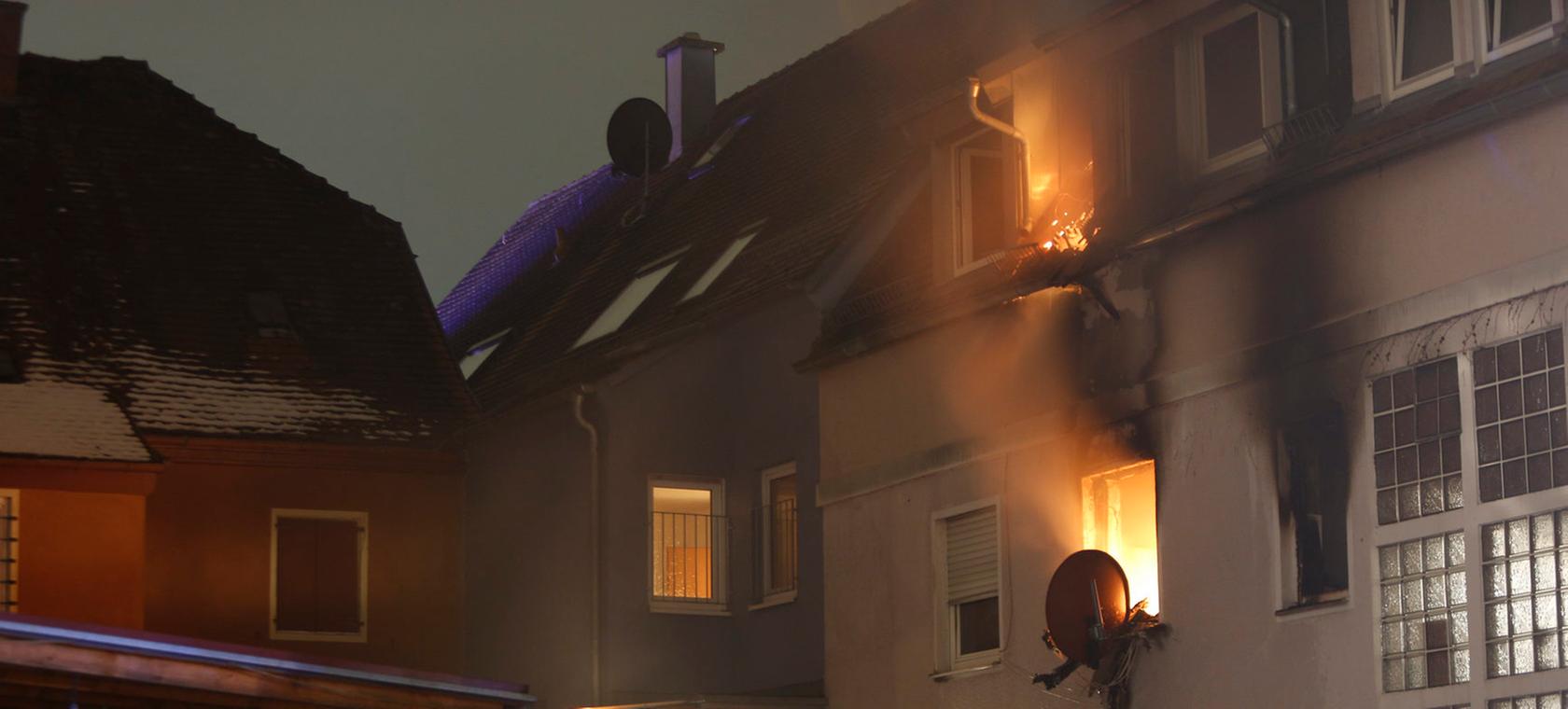 Zwei Schwer- und zwei Leichtverletzte: Ein Wohnungsbrand in Gunzenhausen sorgte für einen Großeinsatz von Feuerwehr und Polizei.  Die Polizei rechnet mit einem Sachschaden von mindestens 300.000 Euro.