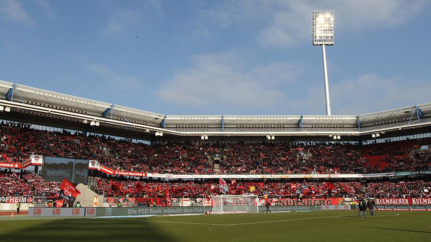 Aber der Reihe nach. Es ist angerichtet. Bei traumhaftem Wetter und vor 29.166 Fans kann das vierte Aufeinandertreffen zwischen dem 1. FC Nürnberg und dem 1. FC Union Berlin beginnen.