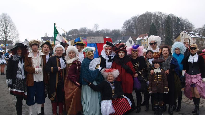 Tausende feiern Faschingsumzug in Gößweinstein