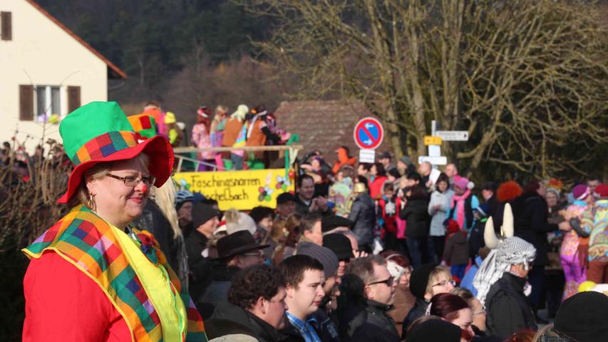 Faschingstreiben: Tausende beim Umzug in Mischelbach
