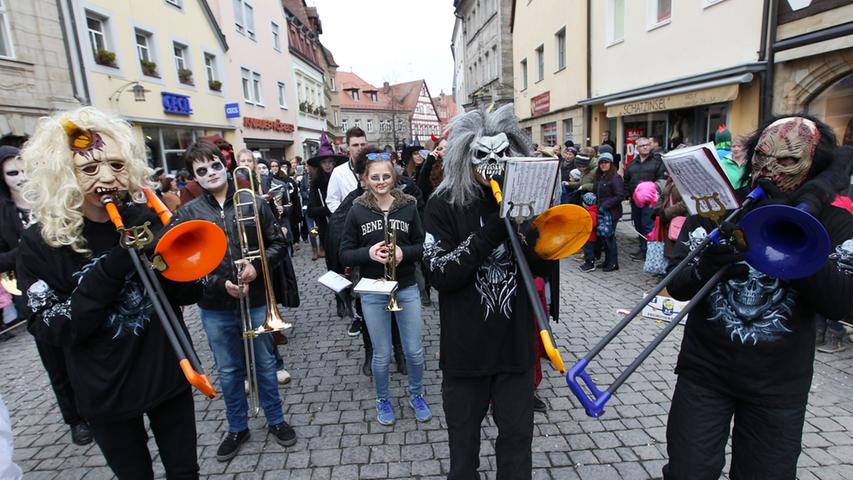 Gruselige Gestalten: Beim Musikverein Buckenhofen hielten Monster, Untote und Hexen die Instrumenten.