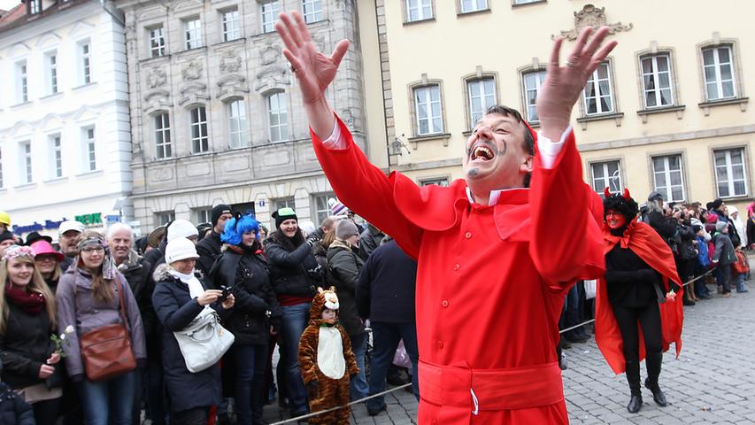 Da half kein Beten mehr: SPD-Kreisvorsitzender Reiner Büttner im Kardinals-Kostüm wurde umringt von einigen Teufelchen.