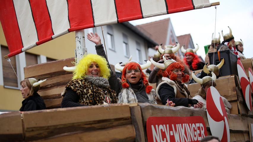 Einen farbenfrohen Auftritt hatten die Mitglieder des Neunkirchener Carneval Vereins: Im Wikinger-Schiff enterten sie die Stadt.