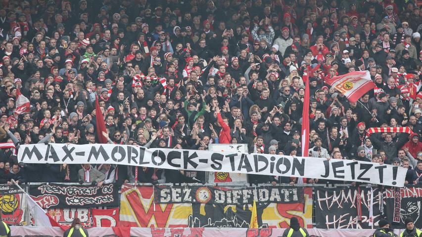 Auf der Gegenseite spannen die Anhänger der Eisernen ein Transparent mit der Aufschrift "Max Morlock Stadion - Jetzt!".