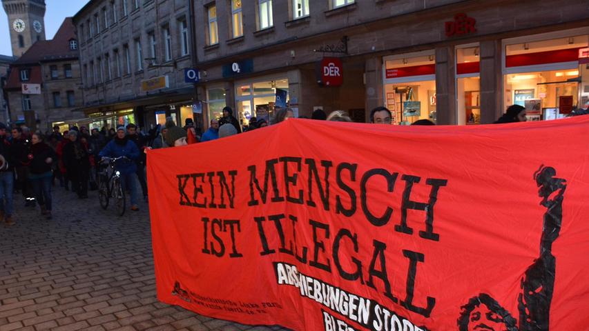 Die veranstaltende Antifaschistische Linke Fürth (ALF) forderte unter anderem Abschiebungen zu stoppen und allen Flüchtlingen ein Bleiberecht einzuräumen. Nach der Ankunft am Hauptbahnhof ging es per U-Bahn nach Nürnberg, um dort weiter zu demonstrieren.