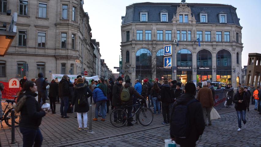 Am Montagabend haben sich am Fürther Kohlenmarkt rund 100 Menschen an einer Kundgebung gegen den Nürnberger Ableger der islamkritischen Pegida beteiligt. Dieser trat in den Abendstunden erstmals öffentlich in Nürnberg auf.