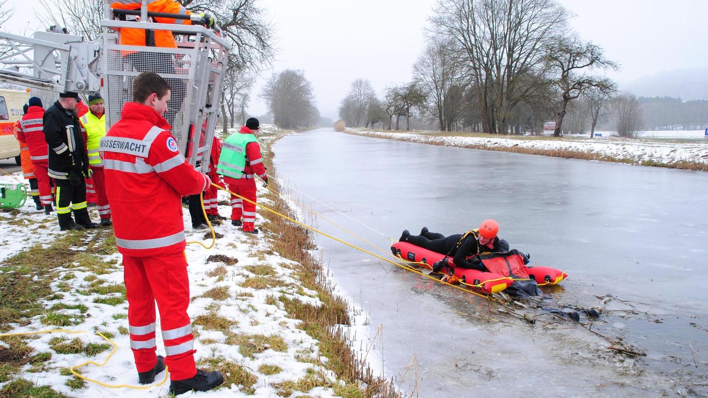 Wasserwacht und Feuerwehr proben den Eisunfall