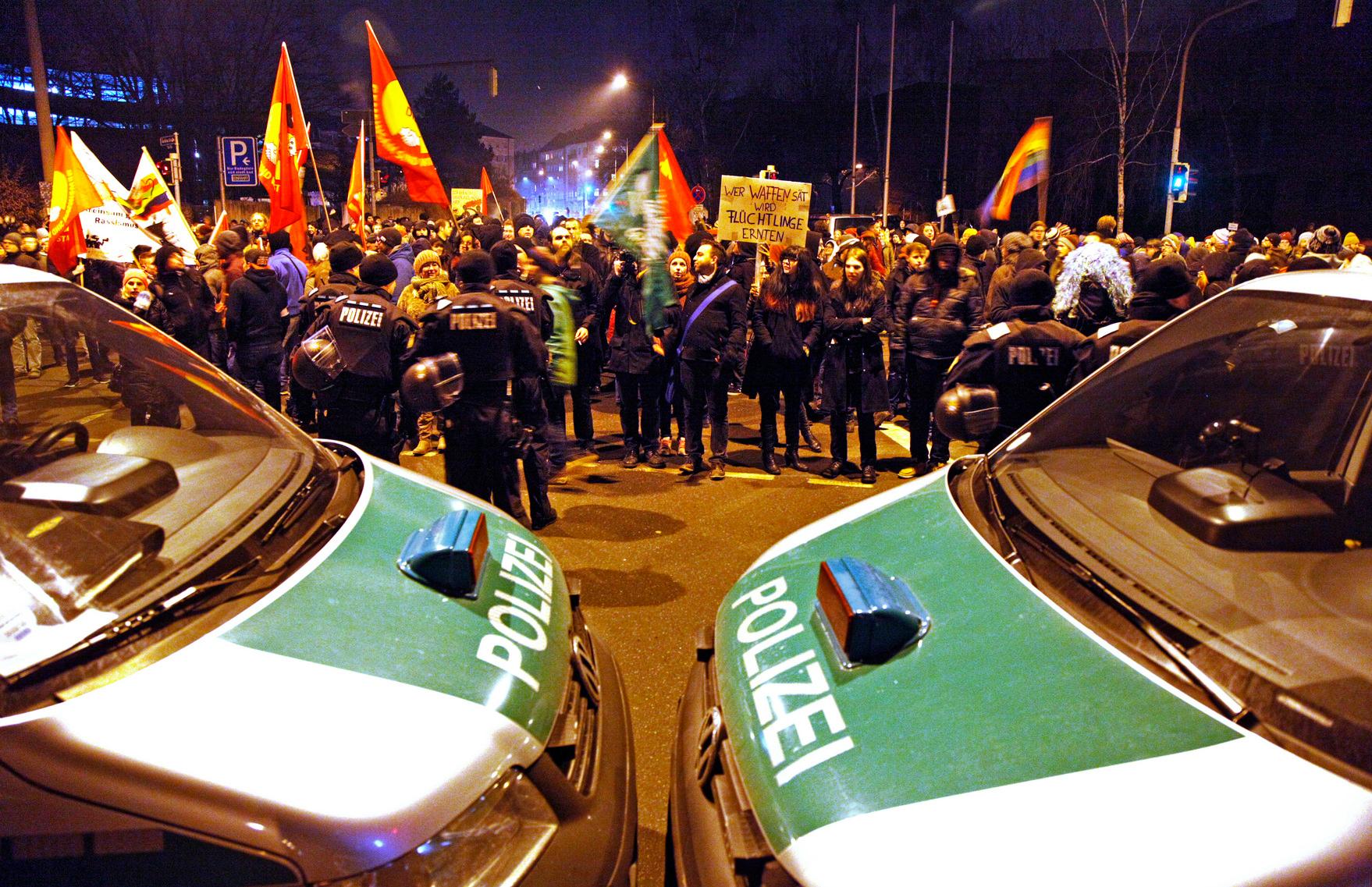 Aufregung in der S&uuml;dstadt am Rosenmontag beim ersten &ouml;ffentlichen Auftritt von N&uuml;gida: Mit Absperrgittern und geparkten Einsatzwagen errichtete die Polizei eine Sperre...