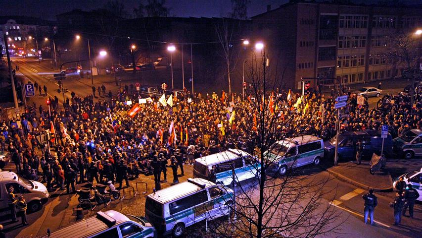 Pegida hat sich vom Nürnberger Ableger distanziert, weil hier ganz offensichtlich Neonazis mitmischten. Pegida hat sich vom Nürnberger Ableger distanziert, weil hier ganz offensichtlich Neonazis mitmischten.