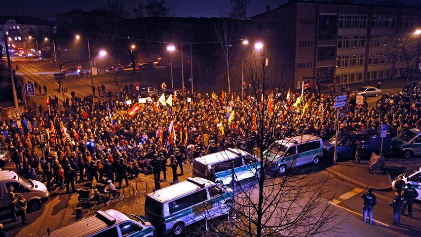 ... um die Demonstranten von Nügida und die Gegendemonstranten getrennt zu halten.