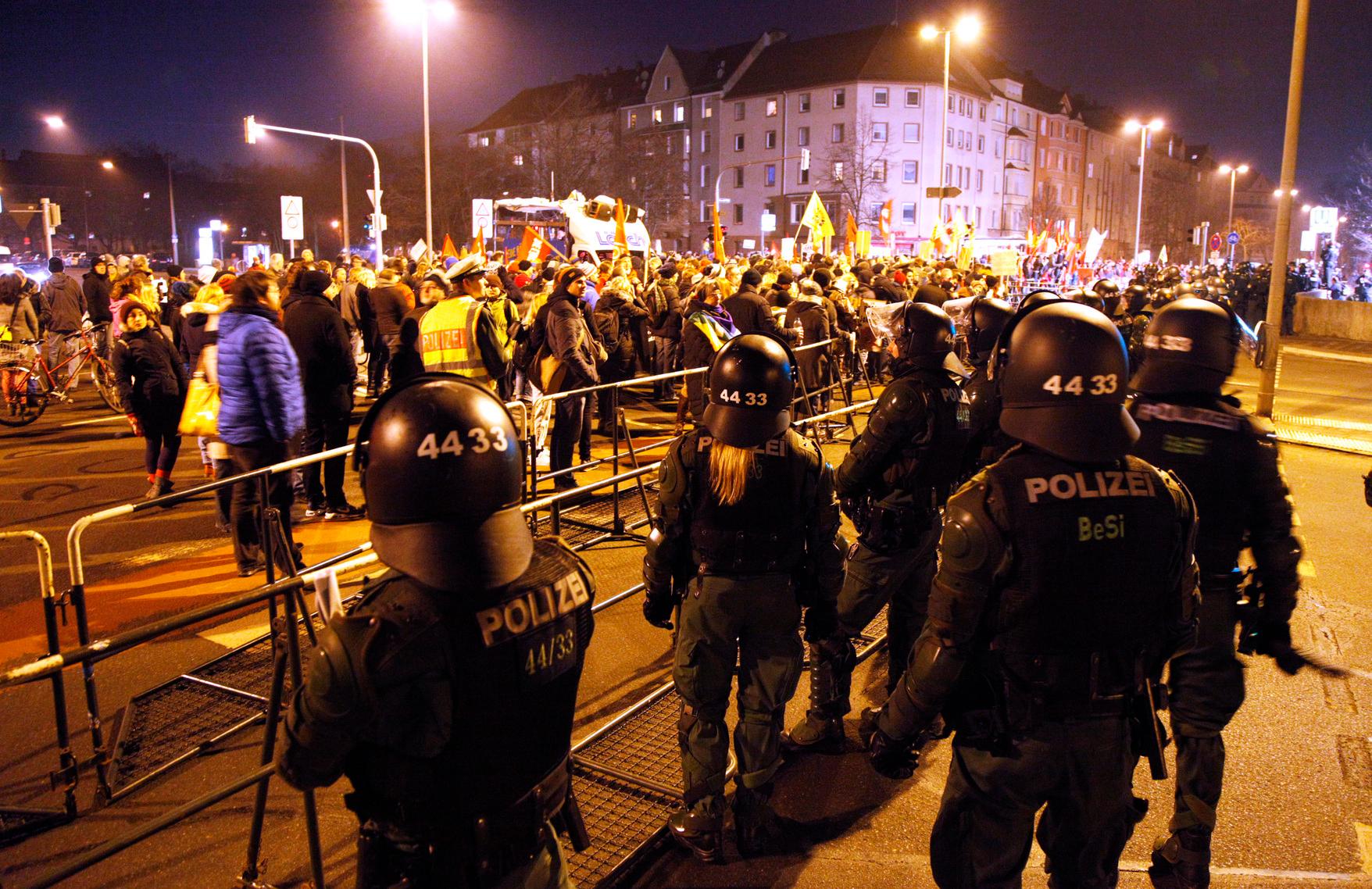 Nügida trifft auf Anti-Nügida: Blockaden in Nürnberg