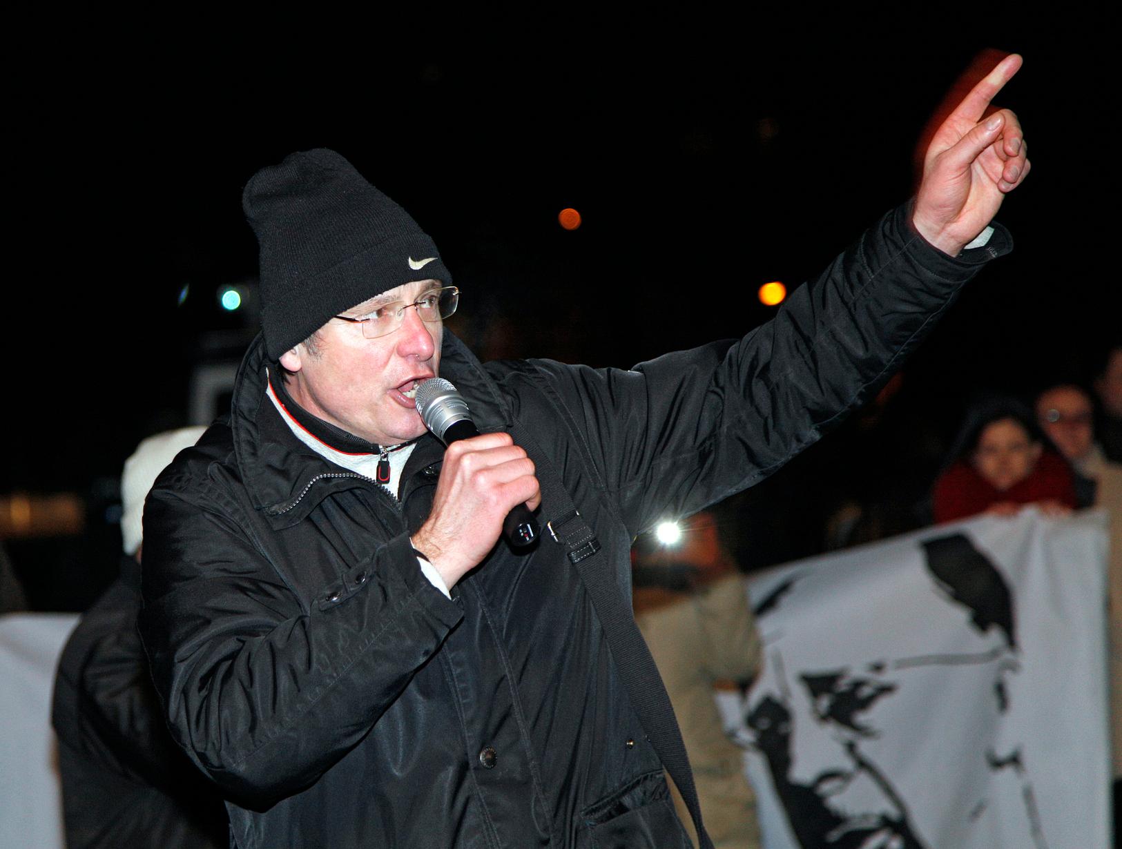 Demo-Tourismus: Die N&uuml;gida-Demonstranten sind zum Teil aus M&uuml;nchen und anderen St&auml;dten extra angereist. Hier spricht Michael St&uuml;rzenberger von der rechtspopulistischen Partei "Die Freiheit".