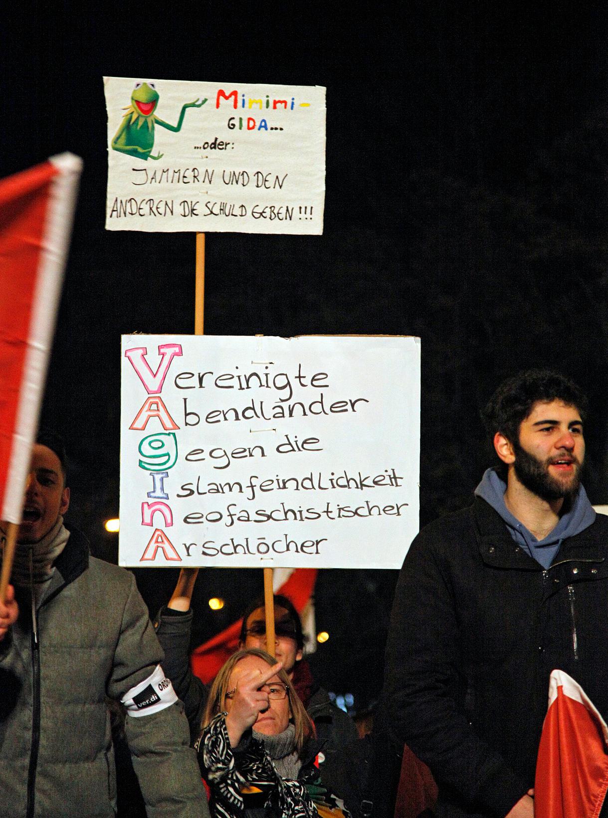 "VAGINA" - das ist das Statement dieser Gegendemonstranten.