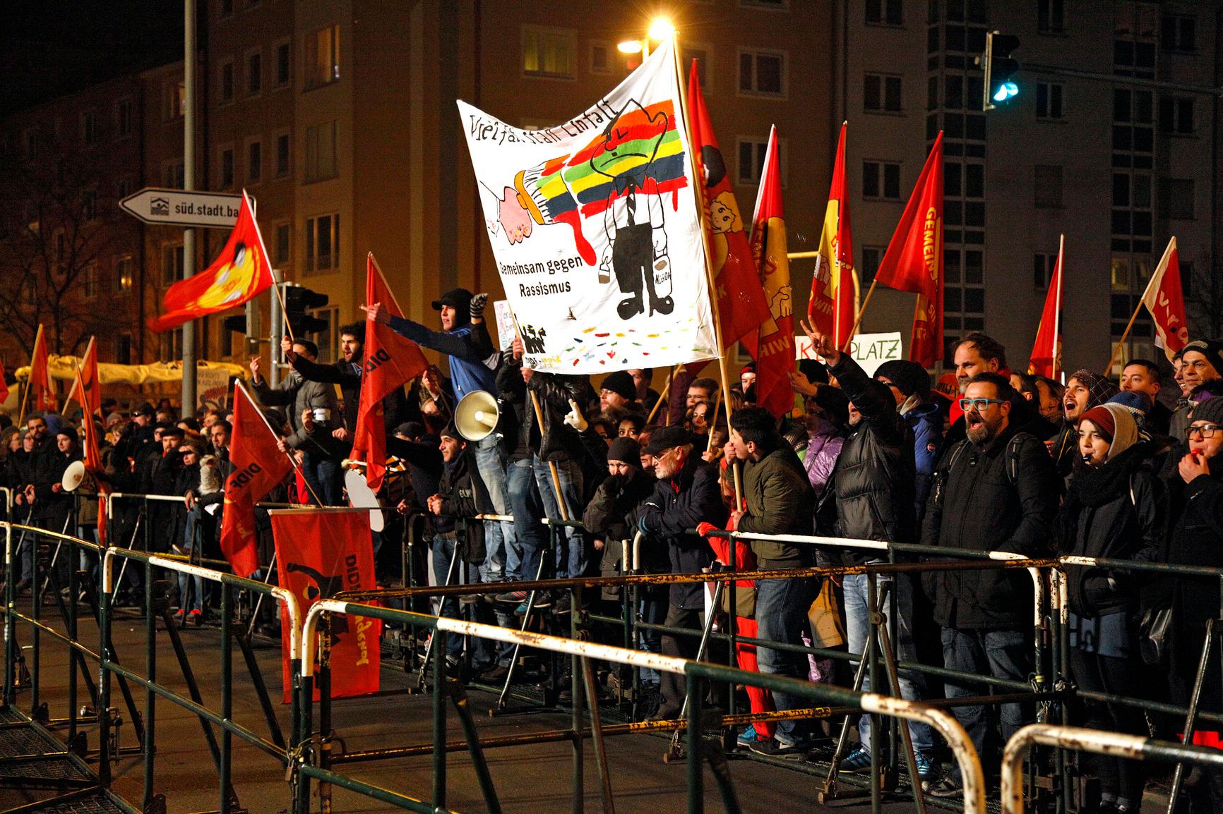 "Vielfalt statt Einfalt", skandieren diese Gegendemonstranten.