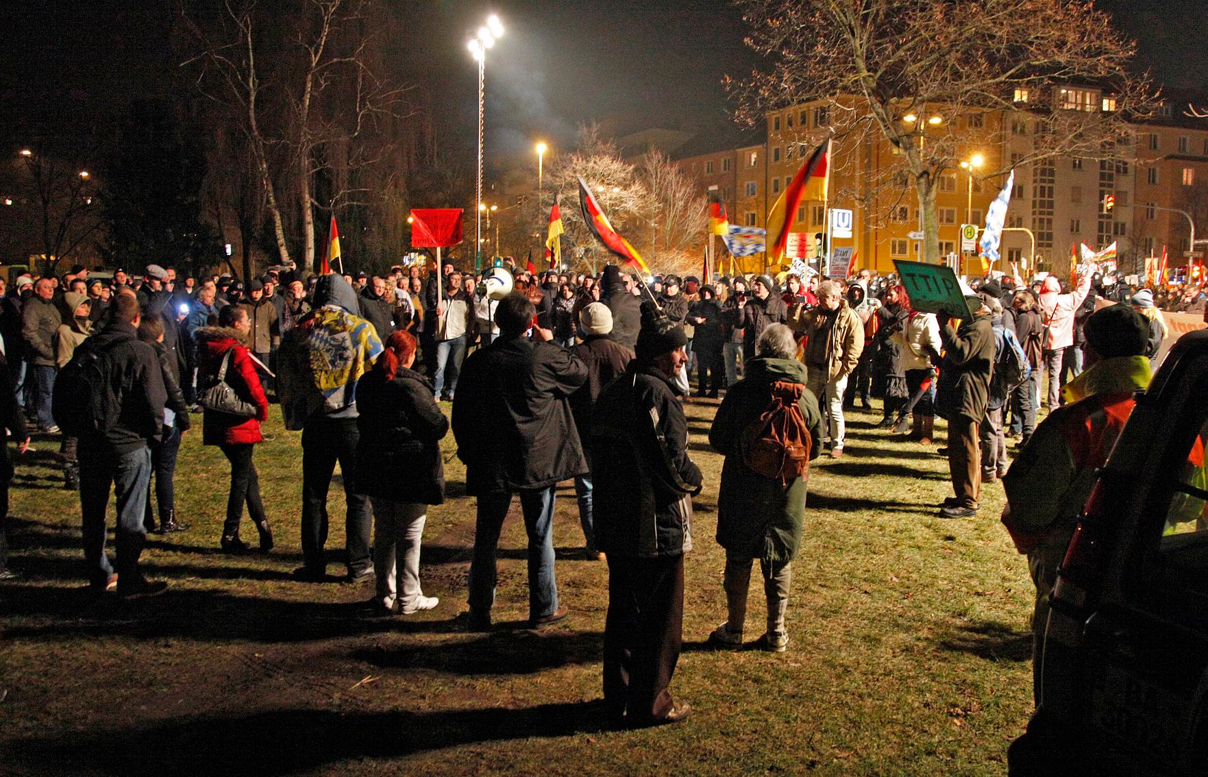 Sie schwenken Deutschlandfahnen, ein Demonstrant hat sich in die bayerische Flagge geh&uuml;llt: N&uuml;gida-Anh&auml;nger im Annapark.