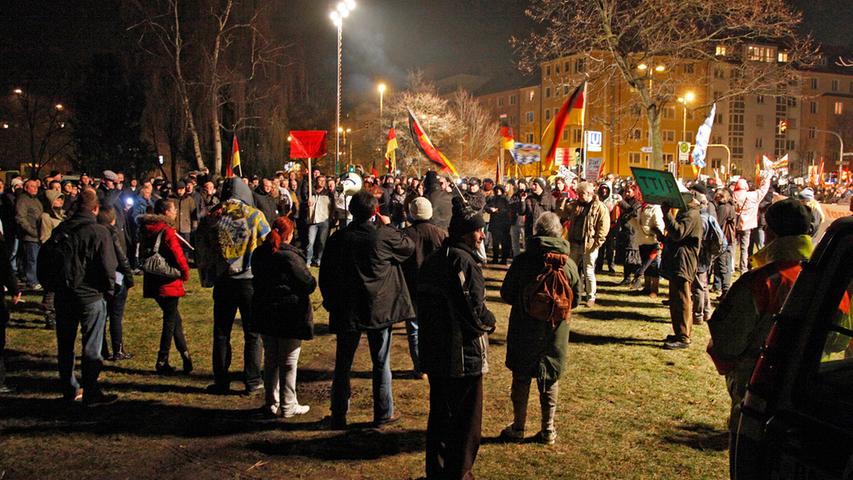 Sie schwenken Deutschlandfahnen, ein Demonstrant hat sich in die bayerische Flagge gehüllt: Nügida-Anhänger im Annapark.