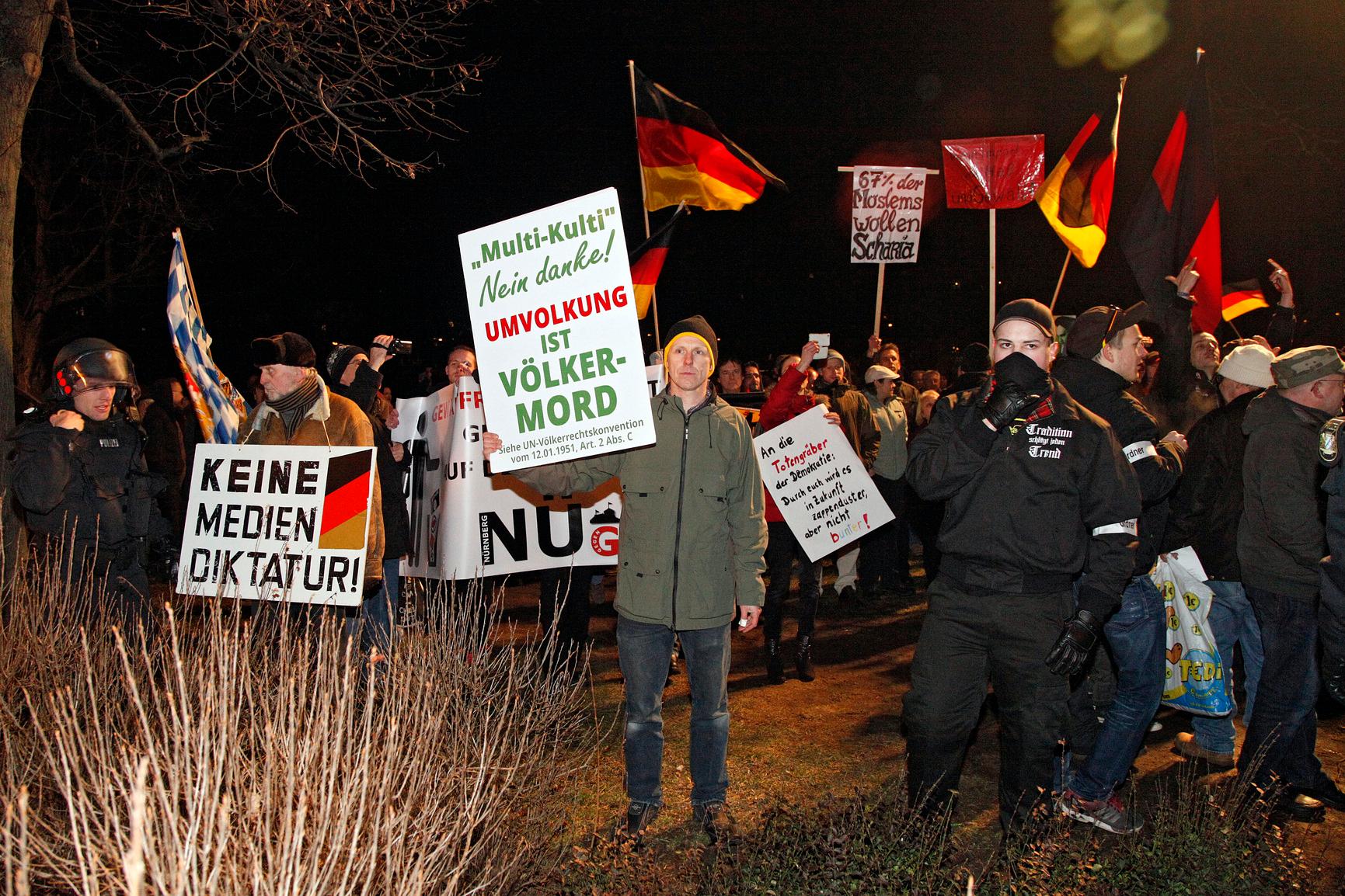 Eine Mischung aus Parolen und ungesicherten Behauptungen: "67 Prozent der Muslime wollen die Scharia", steht auf dem Plakat eines N&uuml;gida-Anh&auml;ngers.