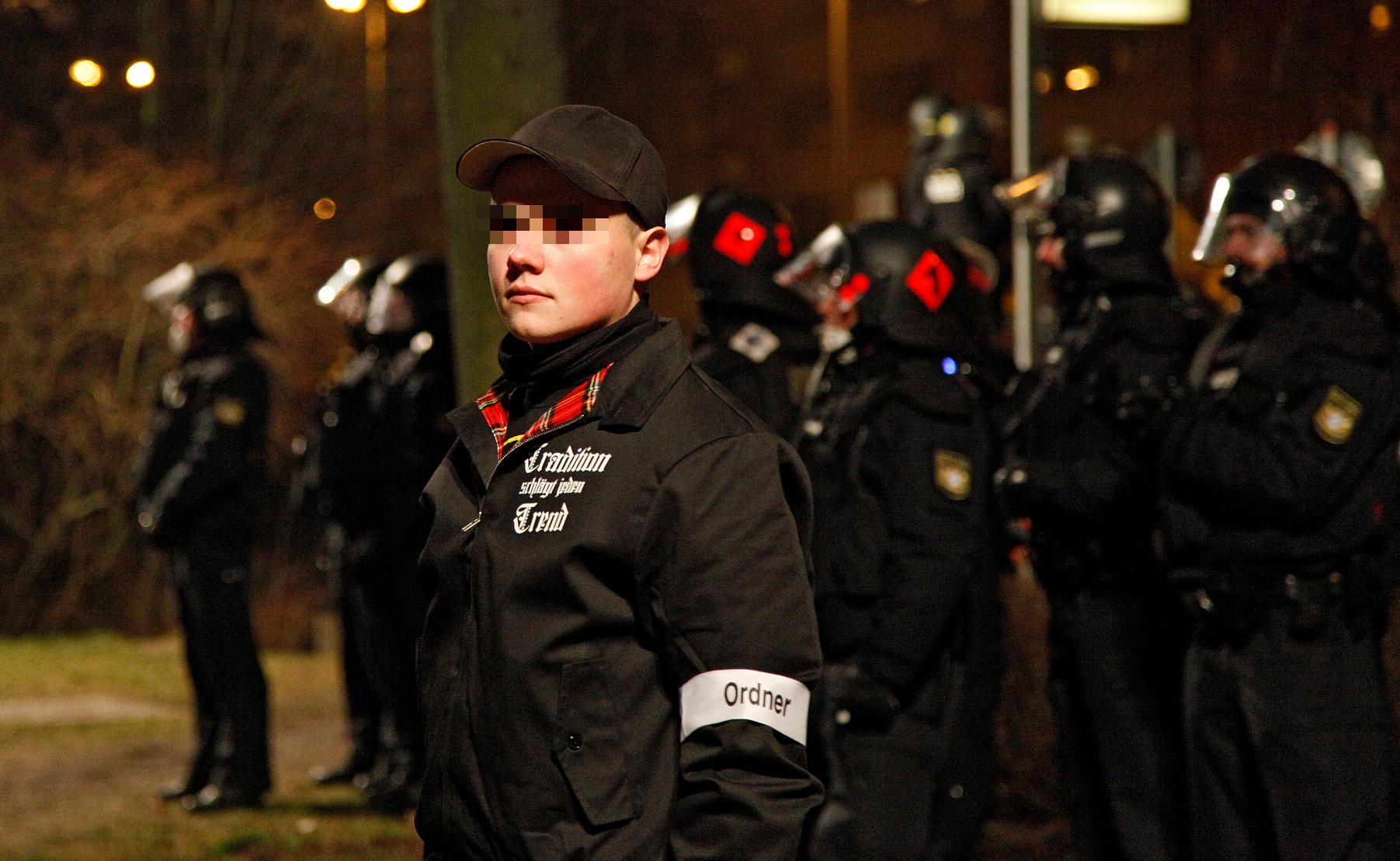 Ein junger N&uuml;gida-Anh&auml;nger in Neonazi-Kluft: "Tradition schl&auml;gt jeden Trend" steht in altdeutscher Schrift auf seiner Jacke.